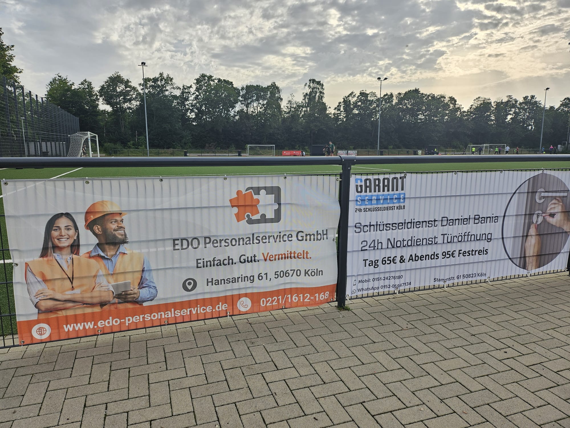 Werbebanner von Sponsoren an der Sportanlage